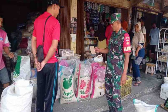 JALIN KEAKRABAN BABINSA KOMUNIKASI SOSIAL DENGAN PEDAGANG PASAR
