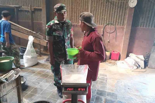 Jaga Ketahanan Pangan Babinsa Koramil 14 Madukara Cek Stok Beras