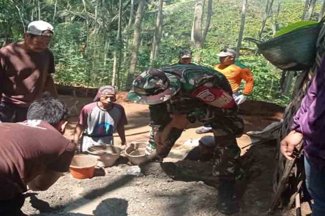 Babinsa Madukara Bedah Rumah Warga Tidak Layak Huni