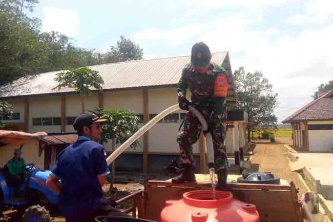 Berikan Bantuan Air Bersih Ke Warga