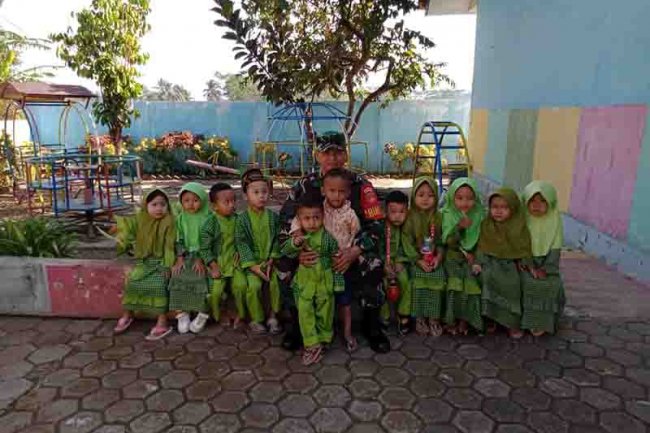Berikan Inspirasi pada Anak Usia Dini, Babinsa Koramil Madukara Sekolah Paud