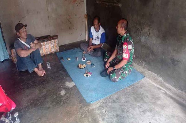 Mewujudkan Keakraban, Babinsa Koramil Madukara Komsos Warga Binaan