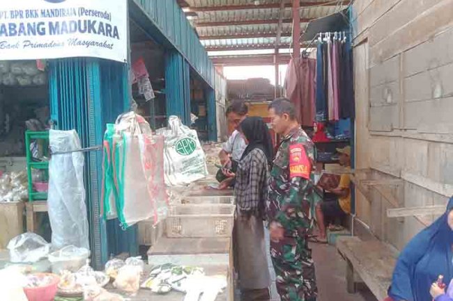 JALIN KEAKRABAN, BABINSA KOMUNIKASI SOSIAL DENGAN PEDAGANG PASAR