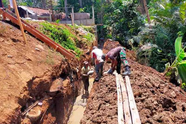Bentuk Kepedulian, Babinsa Koramil 14/Madukara Bantu Warga Laksanakan Karya Bakti Pembuatan Talud