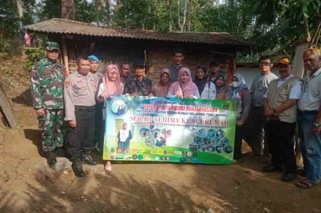 BABINSA DAMPINGI PENYERAHAN KUNCI RELOKASI RTLH