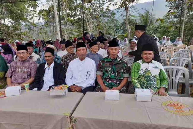 BABINSA DUKUNG KELANCARAN PENGAJIAN AKBAR DI DESA BINAAN