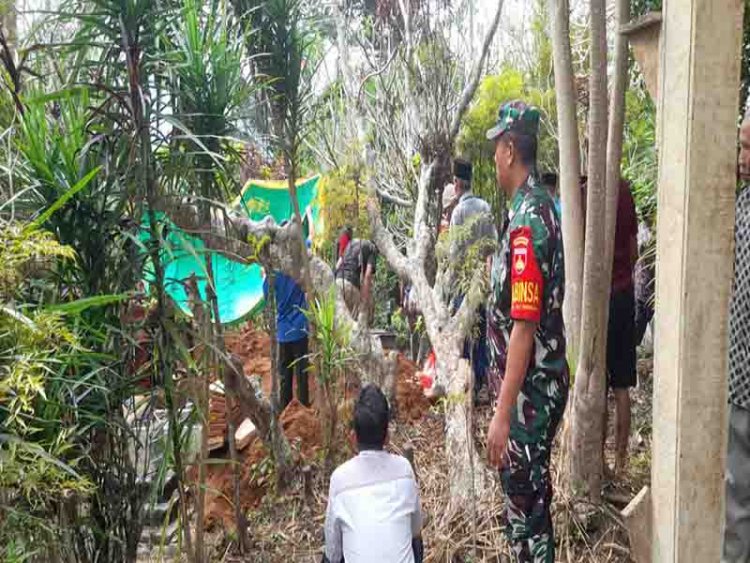 Wujud Kepedulian Babinsa Hadiri Pemakaman Warga Binaannya
