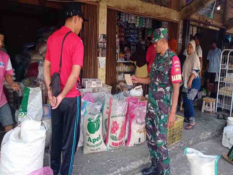 JALIN KEAKRABAN BABINSA KOMUNIKASI SOSIAL DENGAN PEDAGANG PASAR
