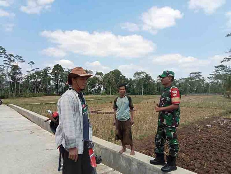 Babinsa Madukara Komsos Dengan Tokoh Masyarakat