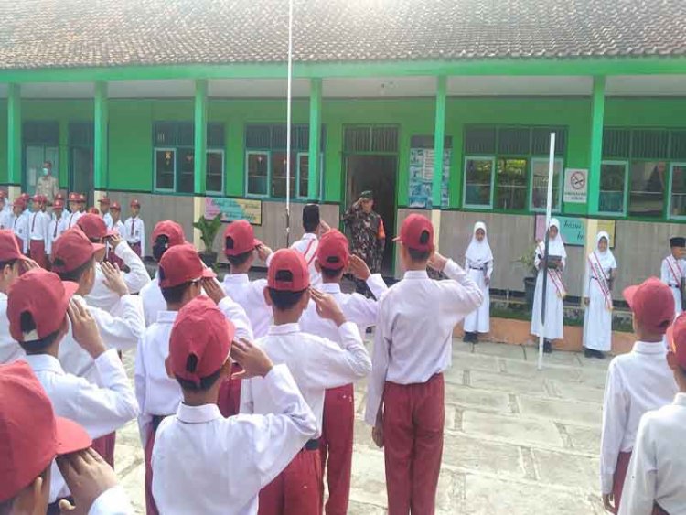 Tanamkan Cinta Tanah Air, Babinsa Koramil Madukara jadi Pembina Upacara di Sekolah