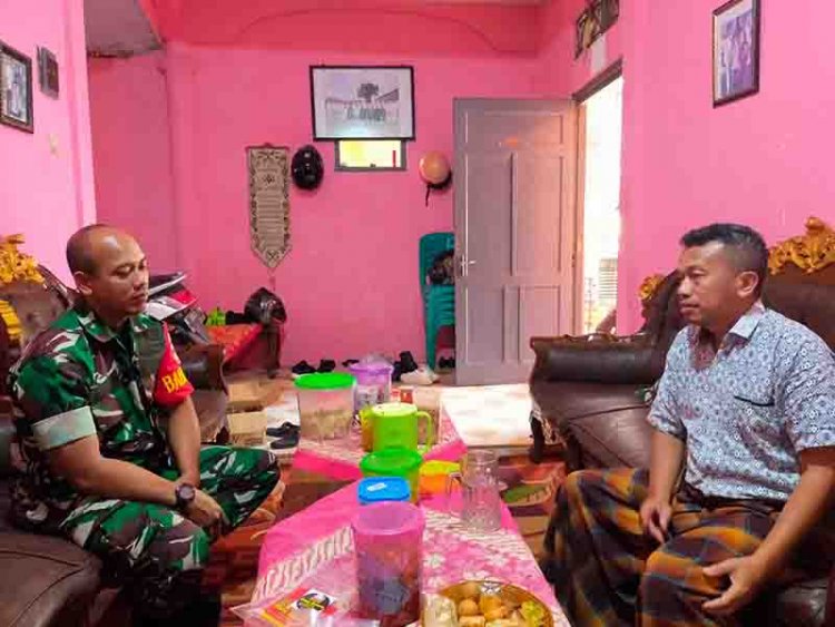 Sertu Sukarjan Babinsa  Madukara Komsos Dengan Tokoh Masyarakat