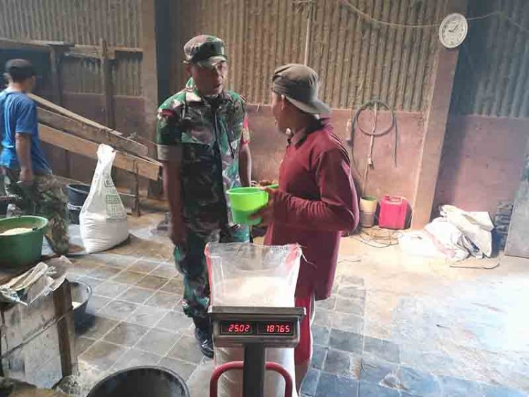 Jaga Ketahanan Pangan Babinsa Koramil 14 Madukara Cek Stok Beras