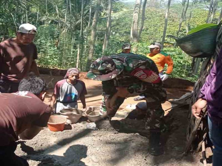Babinsa Madukara Bedah Rumah Warga Tidak Layak Huni
