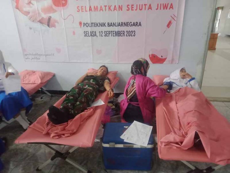 BABINSA KORAMIL 14/MADUKARA IKUTI DONOR DARAH DI POLITEKHNIK BANJARNEGARA