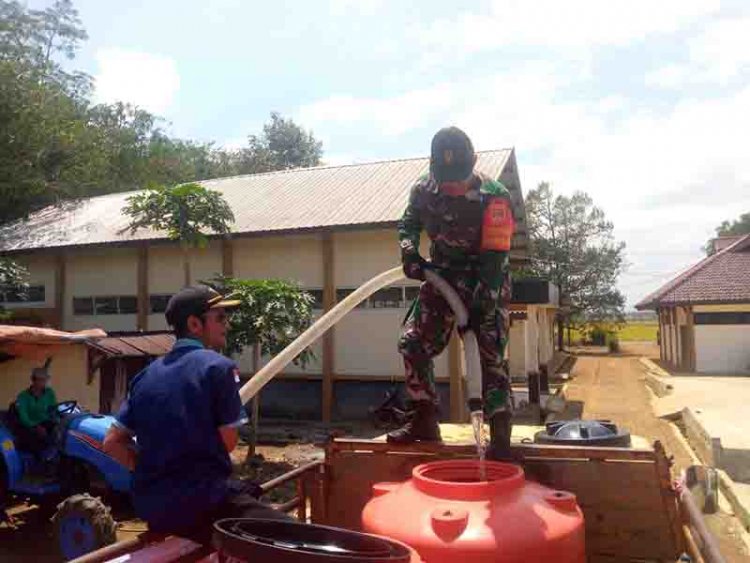 Berikan Bantuan Air Bersih Ke Warga