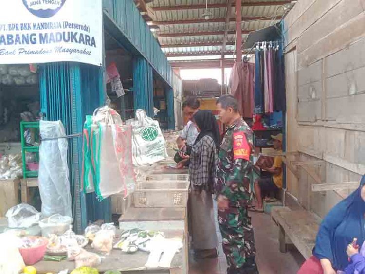 JALIN KEAKRABAN, BABINSA KOMUNIKASI SOSIAL DENGAN PEDAGANG PASAR
