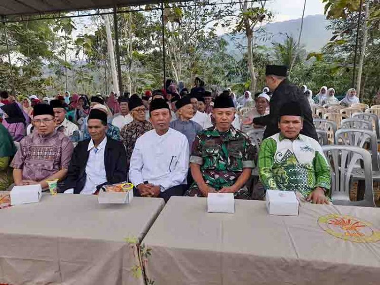 BABINSA DUKUNG KELANCARAN PENGAJIAN AKBAR DI DESA BINAAN