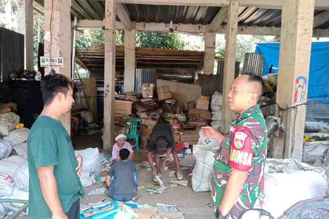 Mewujudkan Keakraban, Babinsa Koramil Madukara Komsos Warga Binaan