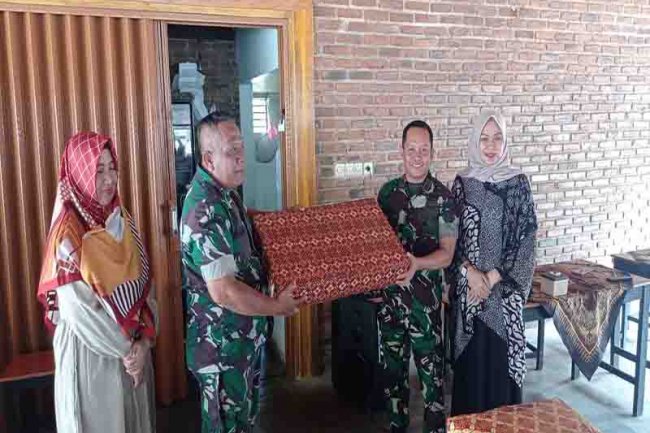 Rasa Kekeluargaan Terpancar Dalam Acara Syukuran Kenaikan Pangkat dan Pelepasan Purna Tugas Anggota Koramil Madukara