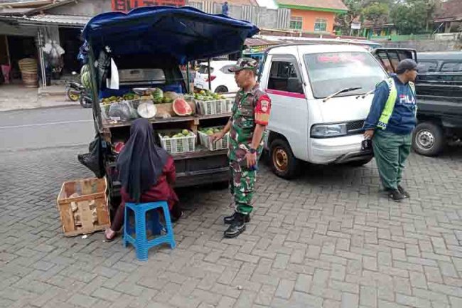JALIN KEAKRABAN, BABINSA KOMUNIKASI SOSIAL DENGAN PEDAGANG PASAR