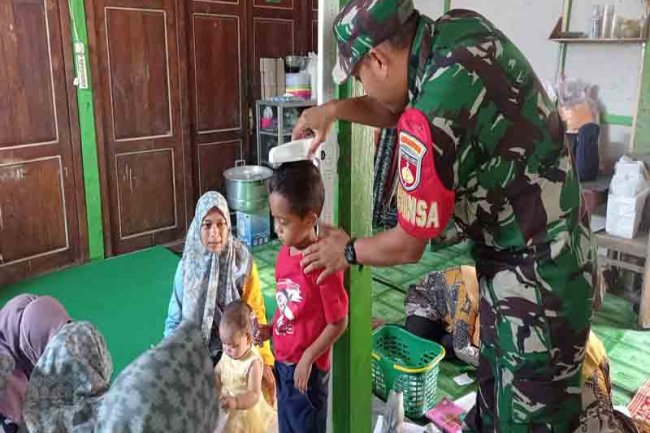 Wujudkan Balita Sehat, Babinsa Dampingi Petugas Posyandu