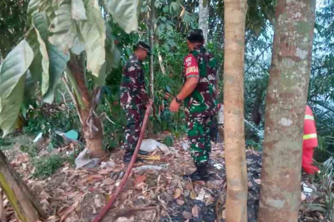 Sigap Anggota Koramil 14/Madukara Bantu Padamkan Kebakaran Rumpun Bambu