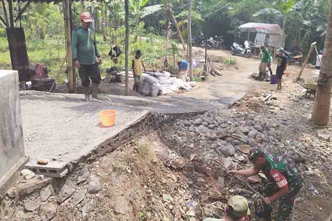Terjun Langsung Atasi Sampah, Babinsa Madukara Gotong Royong Bersama Warga