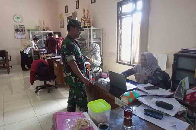 Perbarui Data Masyarakat, Babinsa Koramil Madukara Lakukan Puldatater