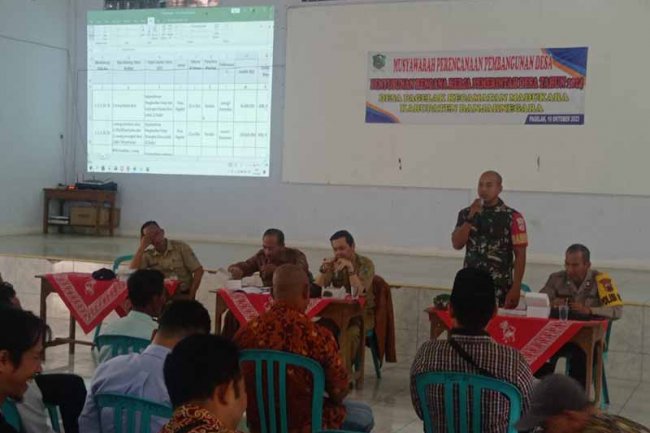 Hadiri Musrenbangdes, Babinsa Koramil 14/Madukara Dukung Program Pemerintah