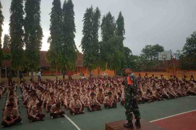 TANAMKAN KARAKTER CINTA TANAH AIR, BABINSA KORAMIL 14/MADUKARA BERI WAWASAN KEBANGSAAN KEPADA SISWA SISWI SMP NEGERI 3 BANJARNEGARA