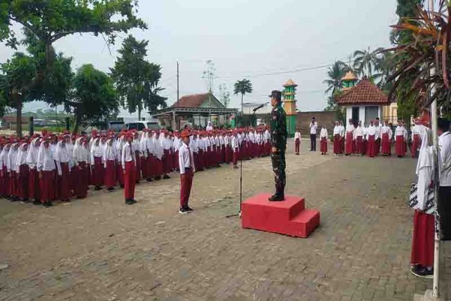 Tanamkan Cinta Tanah Air, Danramil 14/ Madukara jadi Pembina Upacara di Sekolah
