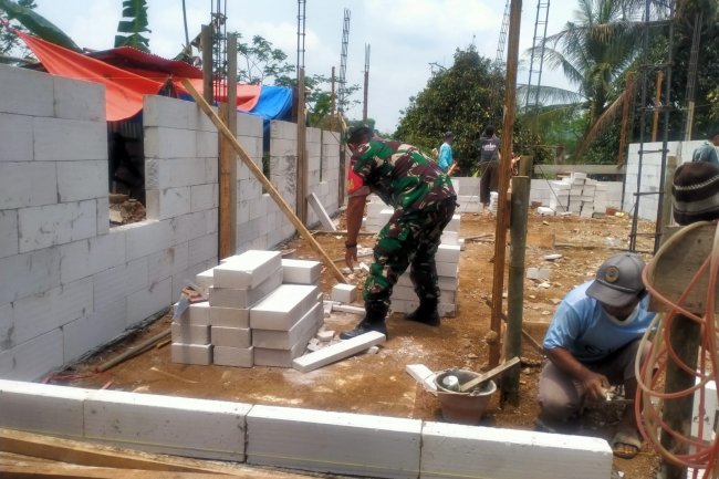 Bentuk Kepedulian, Babinsa Koramil 14/Madukara Bantu Warga Laksanakan Karya Bakti Pembangunan Rumah