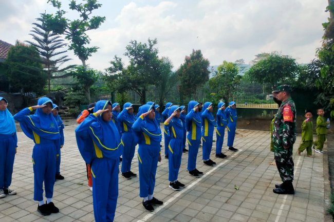 TANAMKAN KARAKTER CINTA TANAH AIR, BABINSA KORAMIL 14/MADUKARA BERI WAWASAN KEBANGSAAN