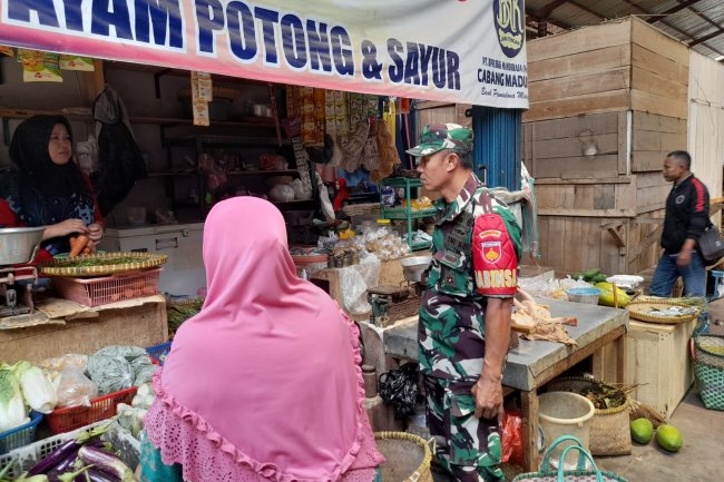 JALIN KOMUNIKASI, BABINSA KOMSOS DENGAN PEDAGANG DI PASAR TRADISIONAL