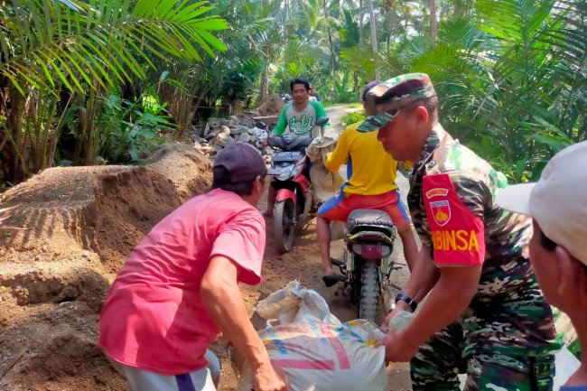 Bentuk Kepedulian, Babinsa Bantu Warga Laksanakan Karya Bakti Pembuatan Talud dan Rabat jalan