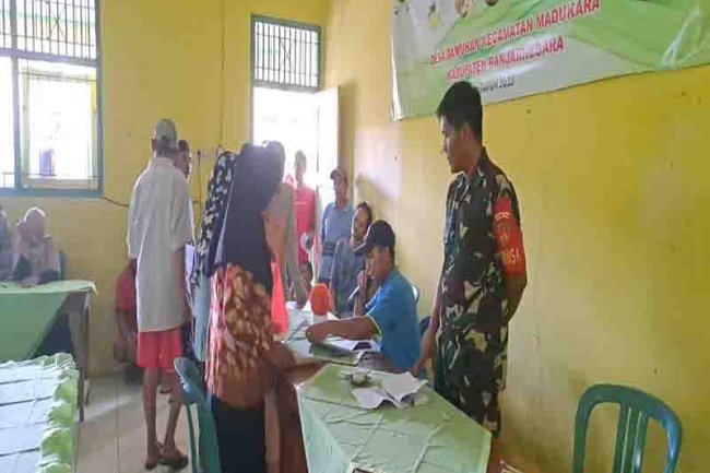 Babinsa Koramil 14/Madukara Dampingi Pendistribusian Pembagian Beras Dari Dinsos