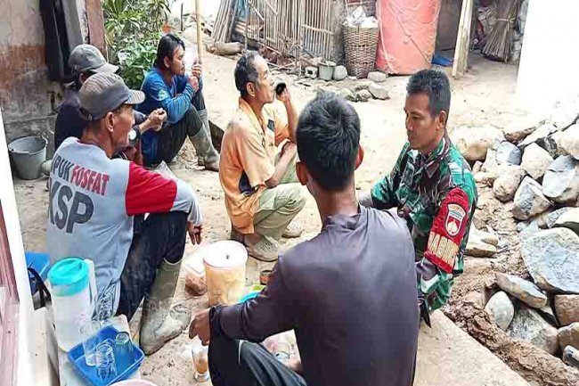 Mewujudkan Keakraban, Babinsa Koramil 14/Madukara Dengan Warga