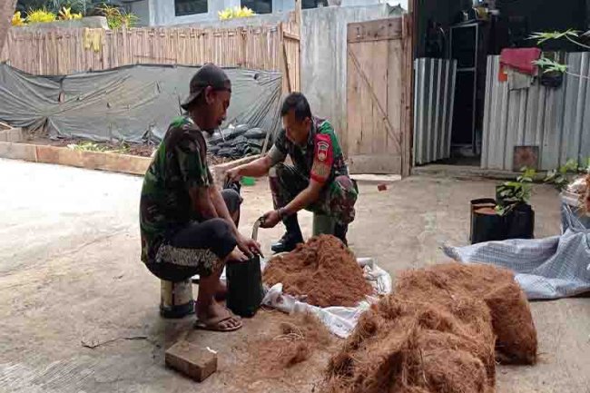 Mewujudkan Keakraban, Babinsa Koramil 14/Madukara Komsos