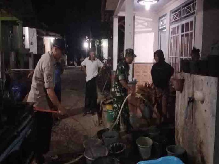 ATASI KEKERINGAN, BABINSA MADUKARA BANTU BPBD DROPPING AIR BERSIH