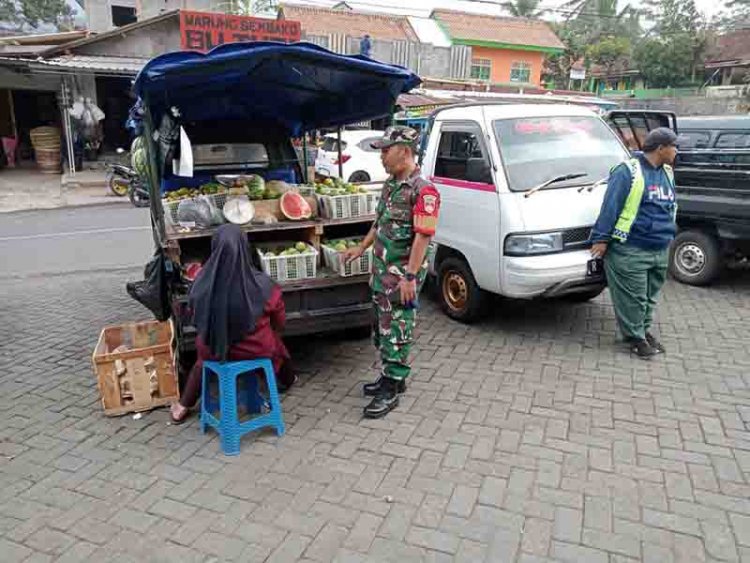 JALIN KEAKRABAN, BABINSA KOMUNIKASI SOSIAL DENGAN PEDAGANG PASAR