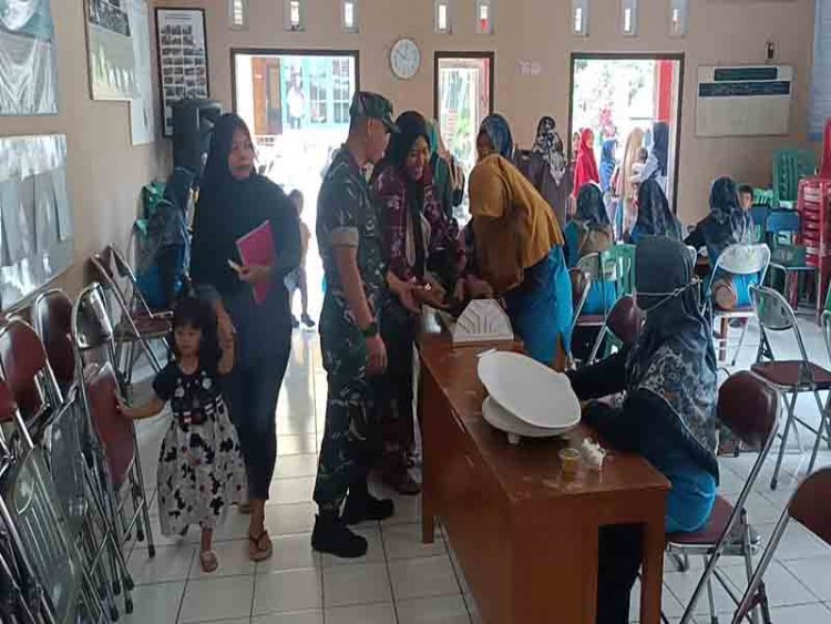 Wujudkan Balita Sehat, Babinsa Koramil 14/Madukara Dampingi Petugas Posyandu