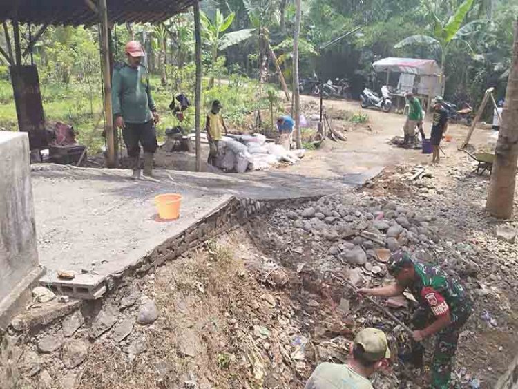 Terjun Langsung Atasi Sampah, Babinsa Madukara Gotong Royong Bersama Warga
