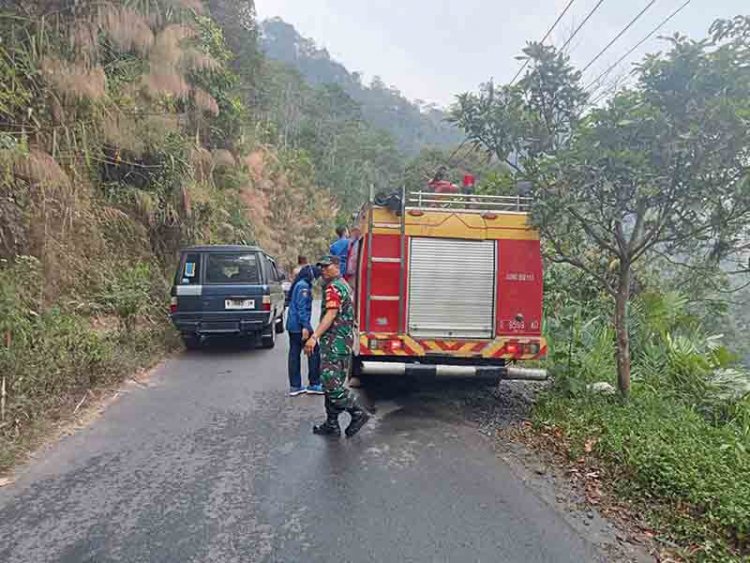 Sigap Anggota Koramil 14/Madukara Bantu Padamkan Kebakaran Tanggul Jalan