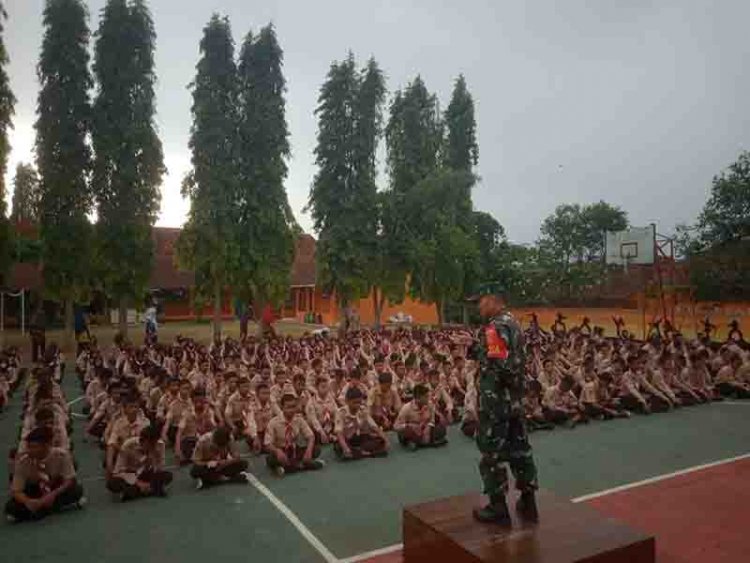 TANAMKAN KARAKTER CINTA TANAH AIR, BABINSA KORAMIL 14/MADUKARA BERI WAWASAN KEBANGSAAN KEPADA SISWA SISWI SMP NEGERI 3 BANJARNEGARA