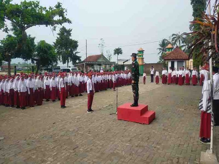 Tanamkan Cinta Tanah Air, Danramil 14/ Madukara jadi Pembina Upacara di Sekolah