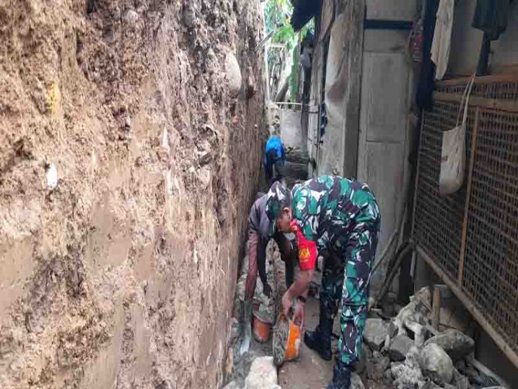 Bentuk Kepedulian, Babinsa Koramil 14/Madukara Bantu Warga Laksanakan Karya Bakti Pembuatan Talud
