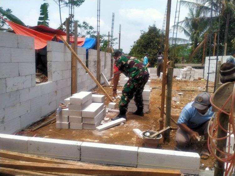 Bentuk Kepedulian, Babinsa Koramil 14/Madukara Bantu Warga Laksanakan Karya Bakti Pembangunan Rumah