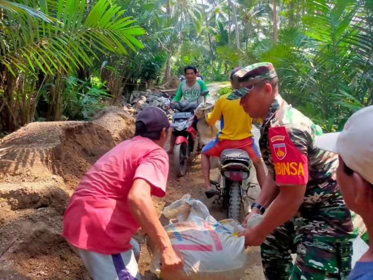 Bentuk Kepedulian, Babinsa Bantu Warga Laksanakan Karya Bakti Pembuatan Talud dan Rabat jalan