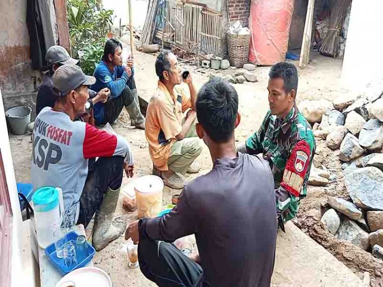 Mewujudkan Keakraban, Babinsa Koramil 14/Madukara Dengan Warga