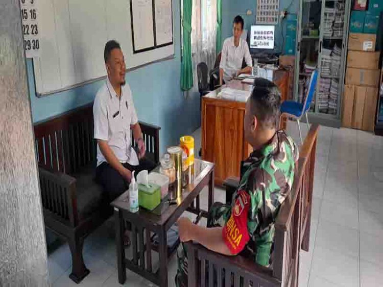 Dukung dan Wujudkan Kualitas Keluarga Unggul, Babinsa Koramil 14/ Madukara Komsos Dengan Petugas PLKB